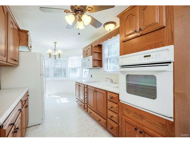 1585 Saint Catherine Street, Florissant, MO 63033