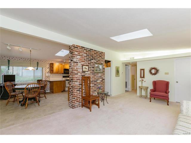 13 Holly Lane, Florissant, MO 63033