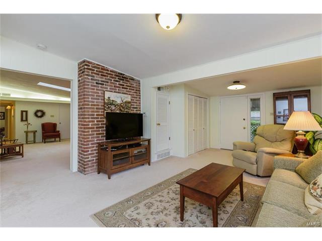 13 Holly Lane, Florissant, MO 63033