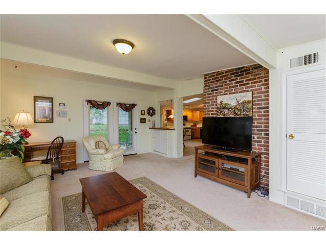13 Holly Lane, Florissant, MO 63033