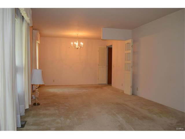 2480 Cambridge, Florissant, MO 63033