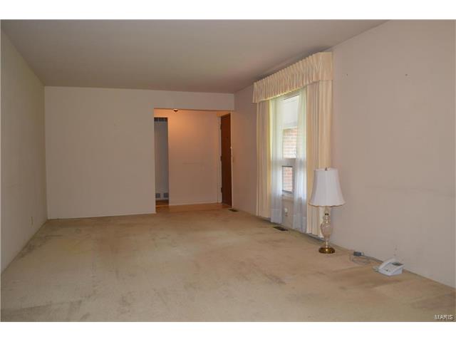 2480 Cambridge, Florissant, MO 63033