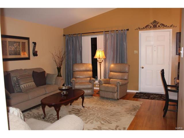 16 Tamma Lane, Hazelwood, MO 63042