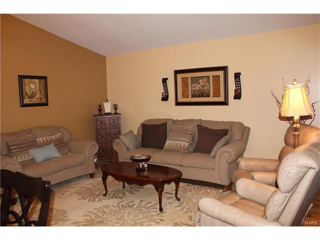 16 Tamma Lane, Hazelwood, MO 63042