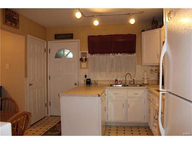 16 Tamma Lane, Hazelwood, MO 63042