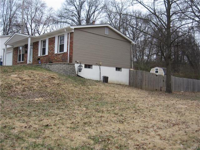 5221 Ville Rosa, Hazelwood, MO 63042