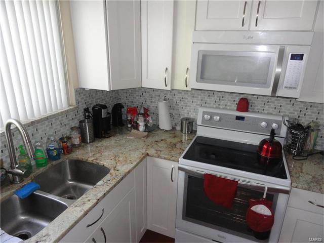 321 Sturbridge Village, Hazelwood, MO 63042