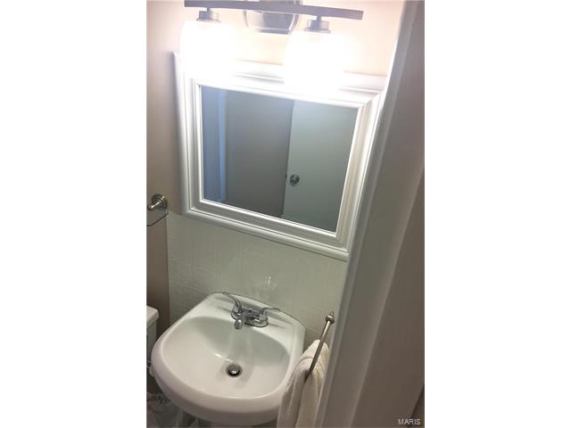 10232 Saint Arthur Lane, St Ann, MO 63074