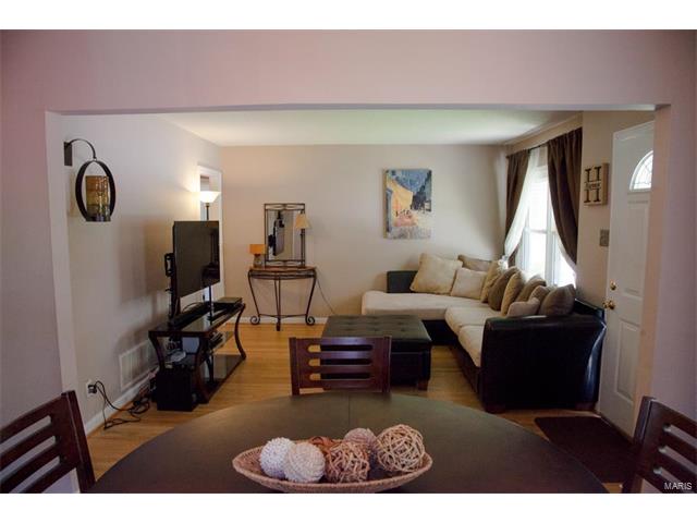 10529 Saint Henry Lane, St Ann, MO 63074
