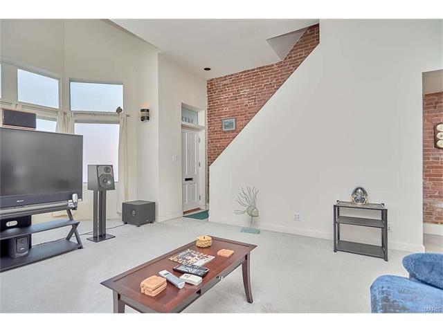 5432 Virginia Avenue, St Louis, MO 63111