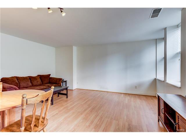 5696 Kingsbury Avenue, St Louis, MO 63112