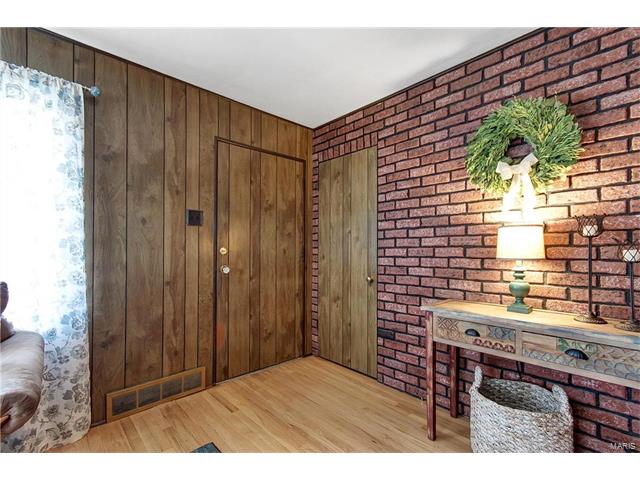 9818 Zykan Drive, Overland, MO 63114