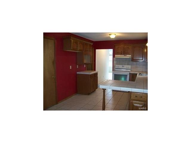 10574 Oak Avenue, St Louis, MO 63114