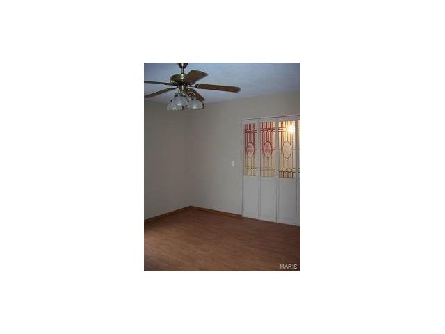 10574 Oak Avenue, St Louis, MO 63114