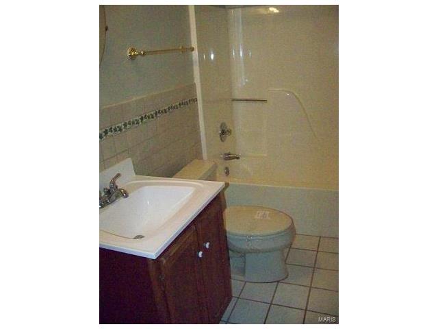 10574 Oak Avenue, St Louis, MO 63114