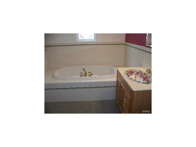 10574 Oak Avenue, St Louis, MO 63114