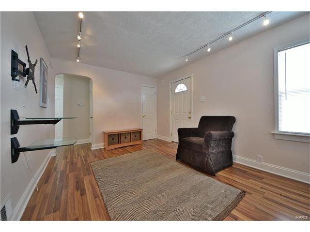 1929 Northfield Drive, St Louis, MO 63114