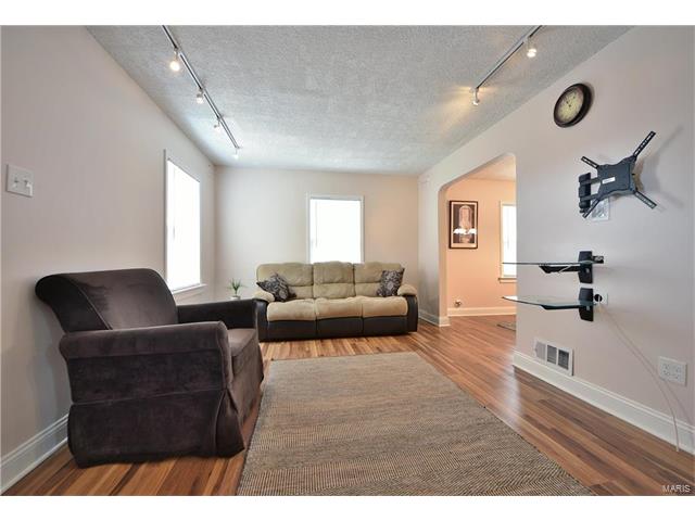 1929 Northfield Drive, St Louis, MO 63114