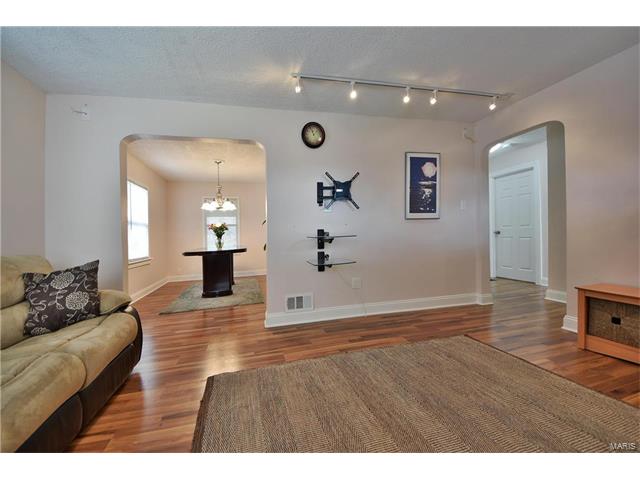 1929 Northfield Drive, St Louis, MO 63114