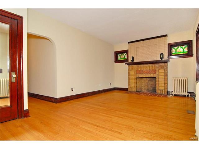 6131 Dewey Avenue, St Louis, MO 63116