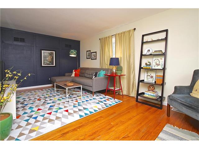 438 Oak Street, Webster Groves, United States 63119