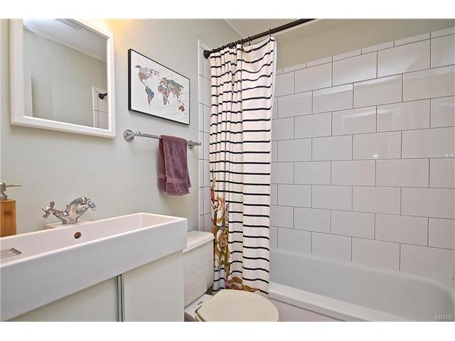 438 Oak Street, Webster Groves, United States 63119