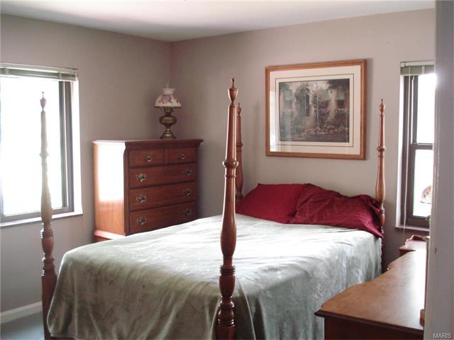 664 Deerhurst, St Louis, MO 63119
