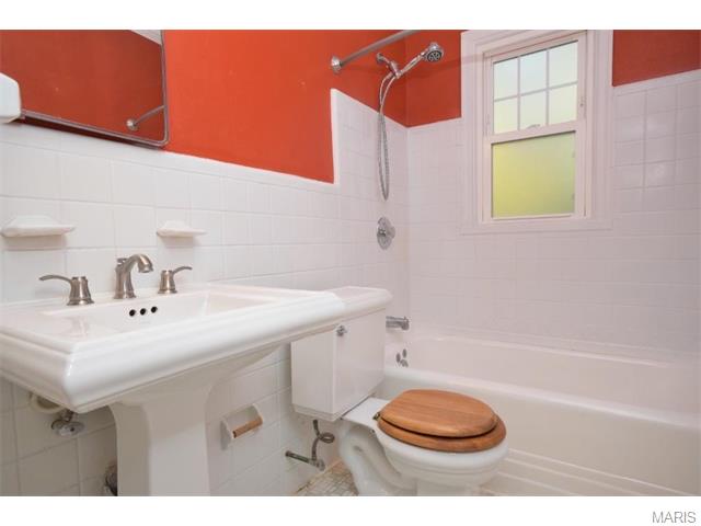 704 East Argonne Drive, St Louis, MO 63122