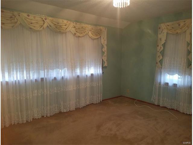 9524 Cloverhurst Drive, St Louis, MO 63123