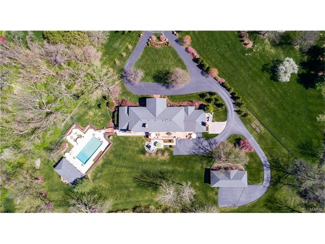 7 Carters Grove Court, Ladue, MO 63124