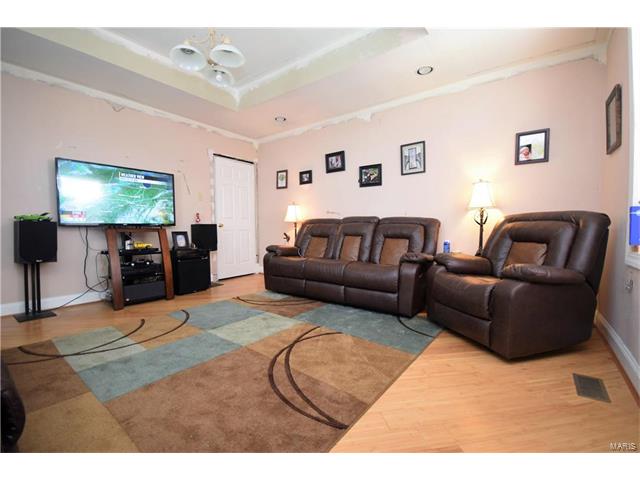 835 Erskine Avenue, St Louis, MO 63125