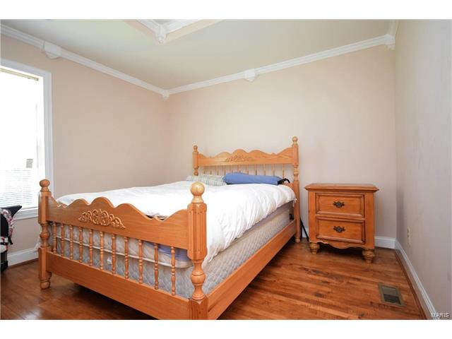 835 Erskine Avenue, St Louis, MO 63125