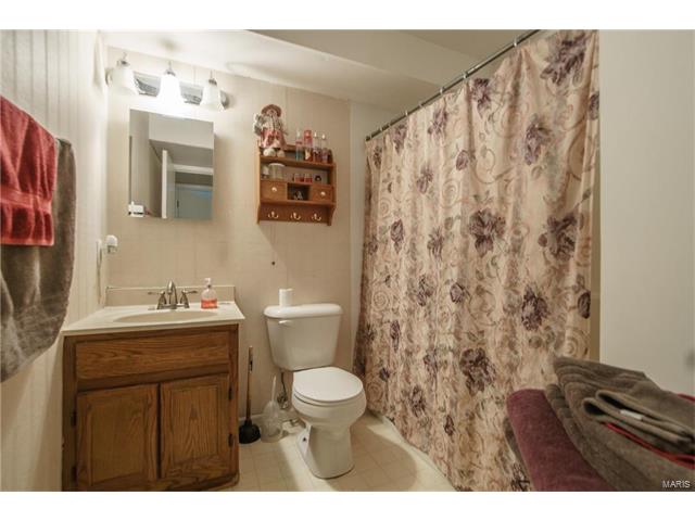 1205 Mangrove Lane, St Louis, MO 63125