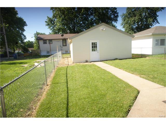 9702 Gentry Avenue, St Louis, MO 63125