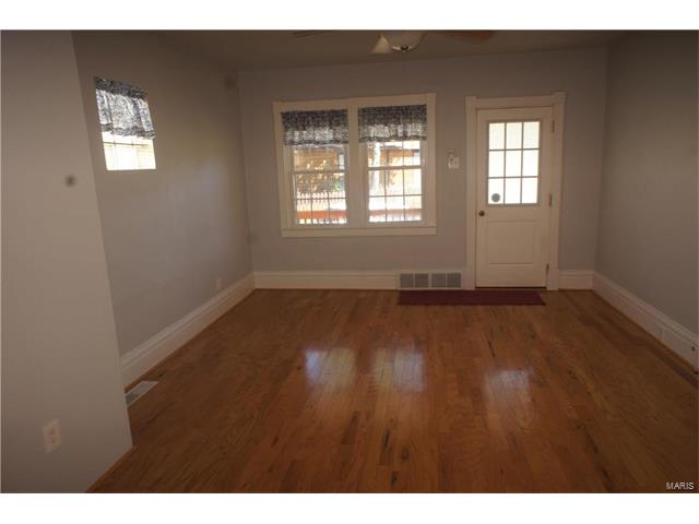 9702 Gentry Avenue, St Louis, MO 63125