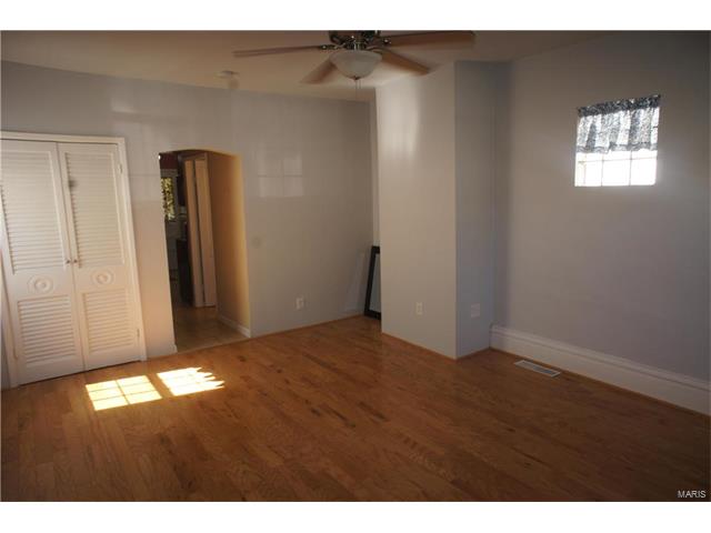 9702 Gentry Avenue, St Louis, MO 63125