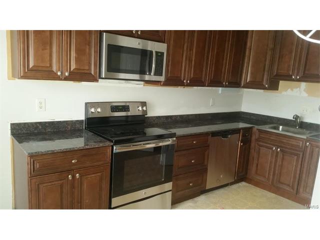 1050 Tavistock Circle, St Louis, MO 63129