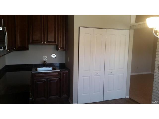 1050 Tavistock Circle, St Louis, MO 63129