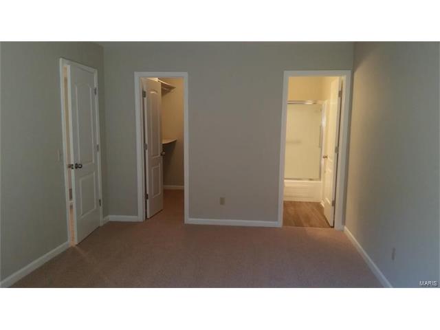 1050 Tavistock Circle, St Louis, MO 63129