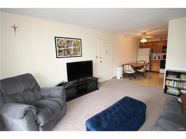 2 Berview Circle, St Louis, MO 63129