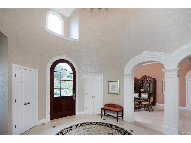 5 Lochinvar Drive, Town And Country, MO 63131