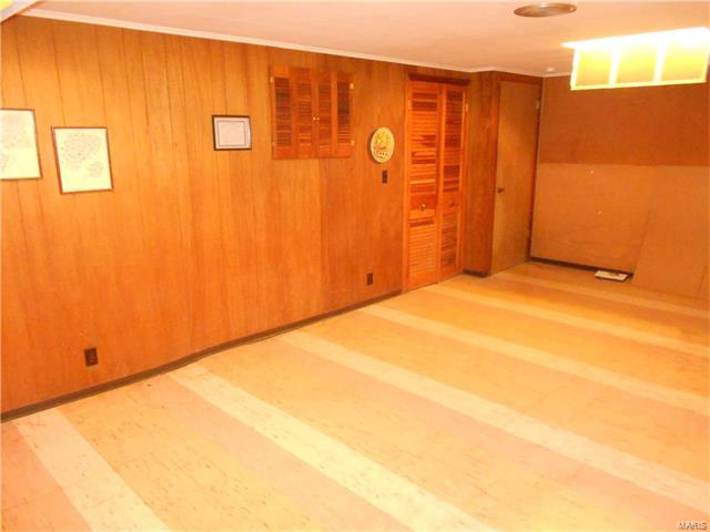 8836 Cherrywood Lane, St Louis, MO 63136