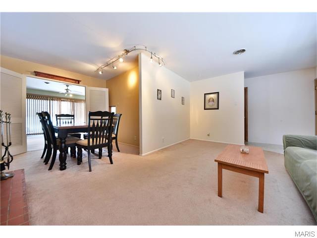 1028 Fashion Square, St Louis, MO 63146