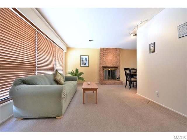 1028 Fashion Square, St Louis, MO 63146