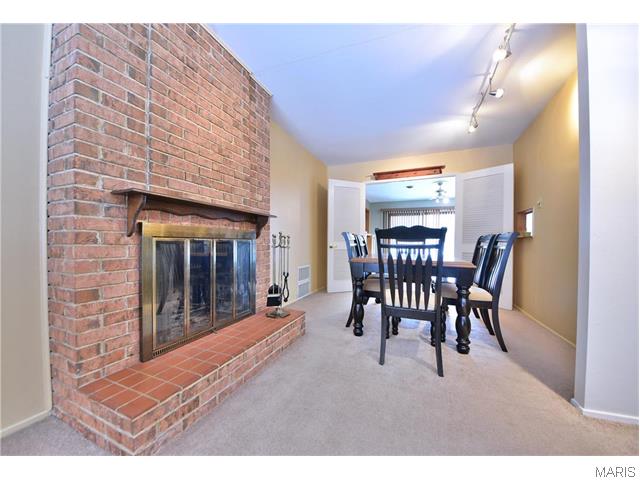 1028 Fashion Square, St Louis, MO 63146