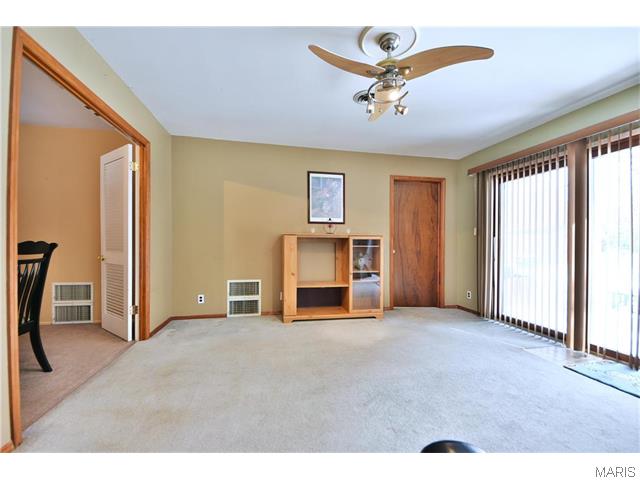 1028 Fashion Square, St Louis, MO 63146