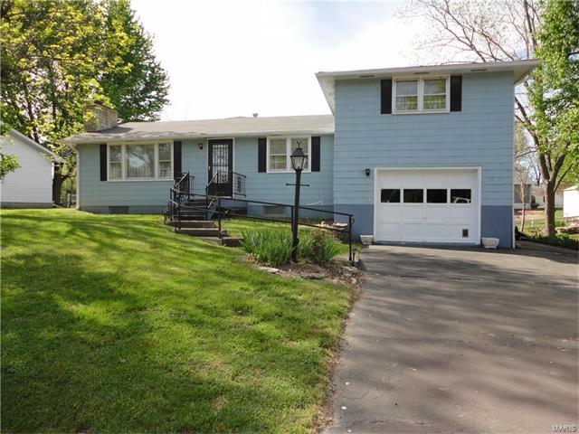 208 East Champ Clark Dr, Bowling Green, MO 63334