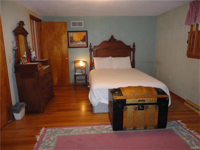208 East Champ Clark Dr, Bowling Green, MO 63334