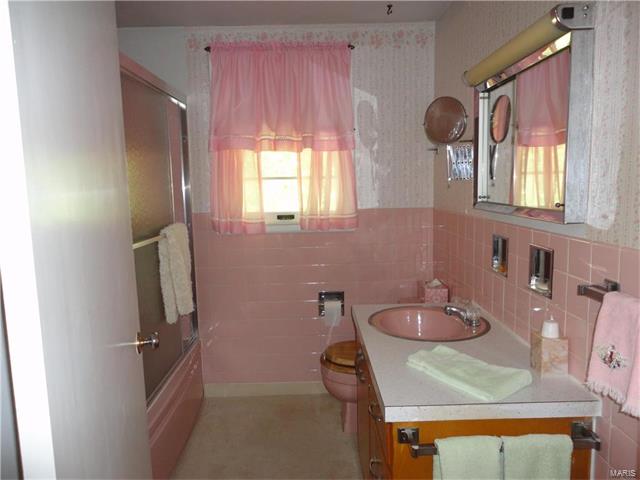208 East Champ Clark Dr, Bowling Green, MO 63334