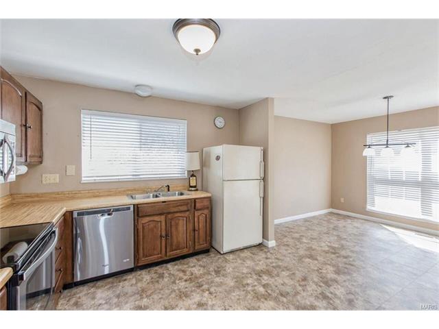 1937 Spruce, St Peters, MO 63376
